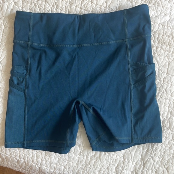 Fabletics Trinity Pocket Dark Teal Shorts Size Medium - Picture 2 of 4